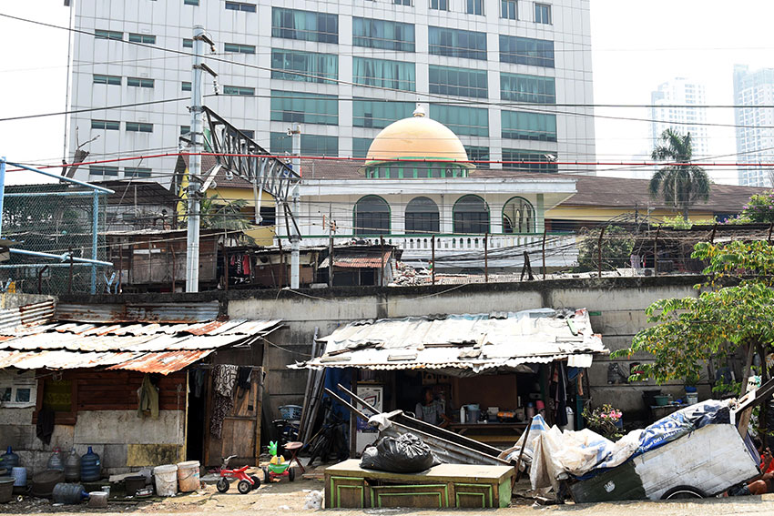Aktivitas warga, di bantaran Kali Ciliwung, Tanah Abang, Jakarta, Sabtu (26/7). [astakom/str-Antasena]