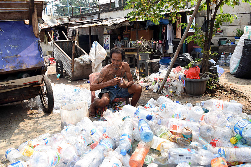 Aktivitas warga, di bantaran Kali Ciliwung, Tanah Abang, Jakarta, Sabtu (26/7). [astakom/str-Antasena]