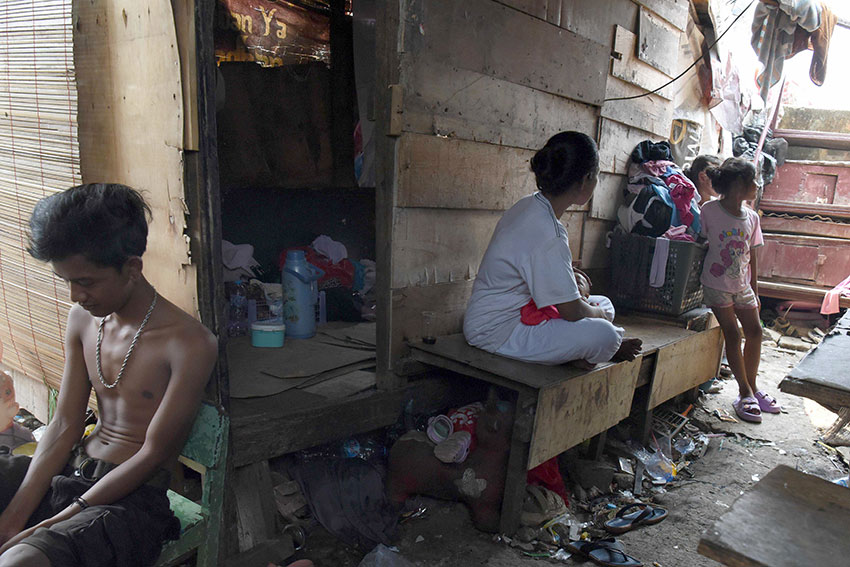 Aktivitas warga, di bantaran Kali Ciliwung, Tanah Abang, Jakarta, Sabtu (26/7). [astakom/str-Antasena]