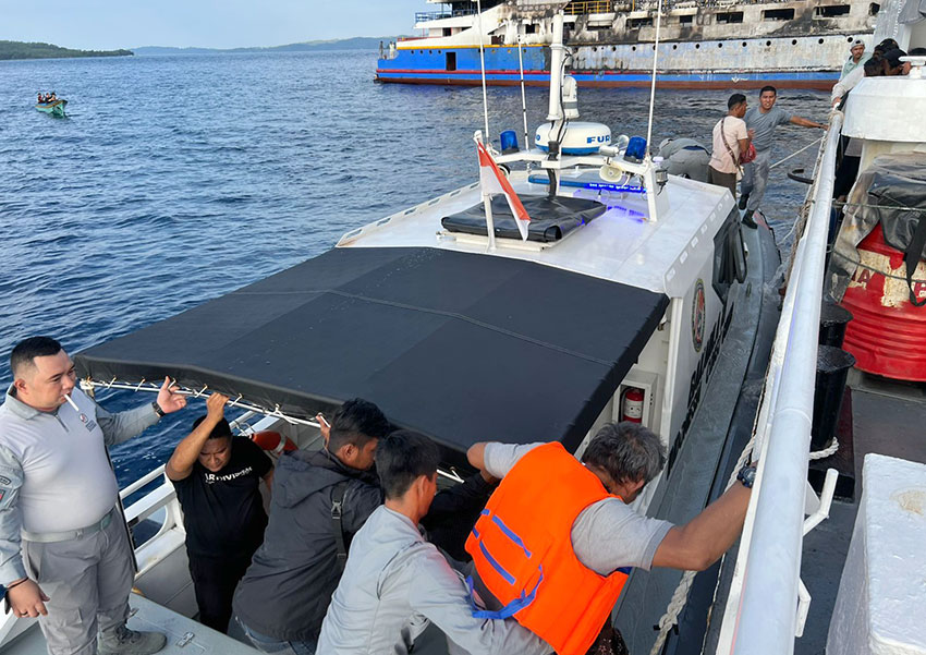 Evakuasi penumpang KMP Barcelona V, di perairan Pulau Talise, Minahasa Utara, Minggu (20/7). [astakom/Bakamla]