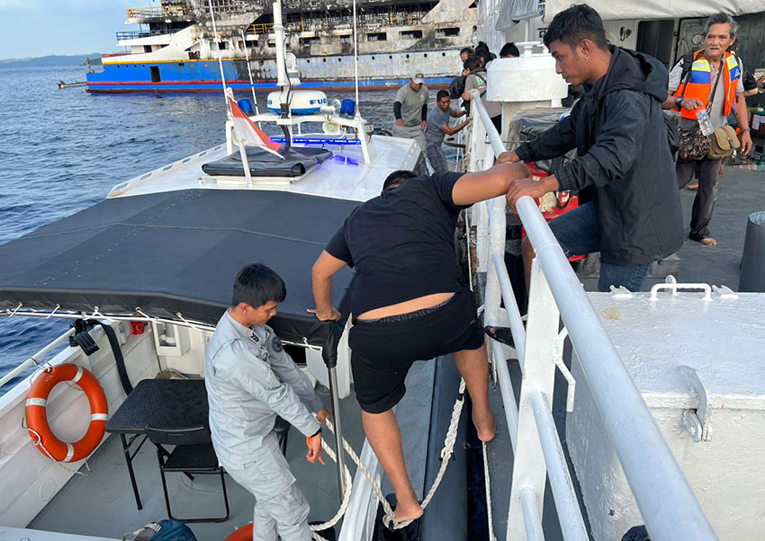 Evakuasi penumpang KMP Barcelona V, di perairan Pulau Talise, Minahasa Utara, Minggu (20/7). [astakom/Bakamla]