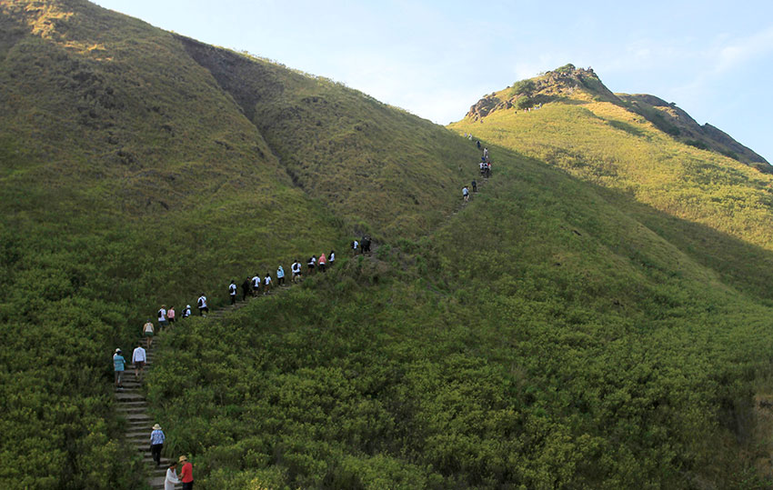 Sejumlah wisatawan berkunjung ke Pulau Komodo, di Taman Nasional Komodo, Manggarai Barat, NTT beberapa waktu lalu. [astakom/str-Axel Oliver]