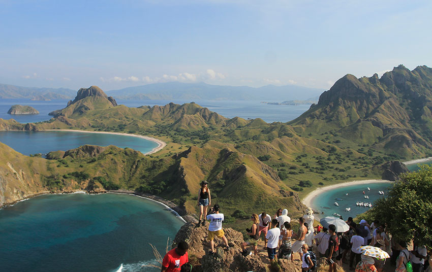 Sejumlah wisatawan berkunjung ke Pulau Komodo, di Taman Nasional Komodo, Manggarai Barat, NTT beberapa waktu lalu. [astakom/str-Axel Oliver]