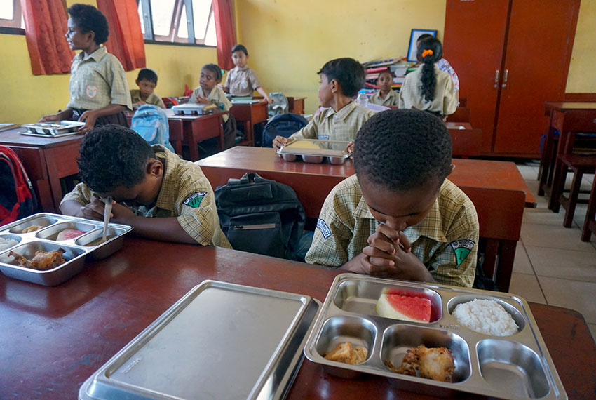 Pelaksanaan Makan Bergizi Gratis, di SD Negeri 21, Kota Sorong, Papua Barat Daya, Rabu (30/7). [astakom/str-Mumtazah]