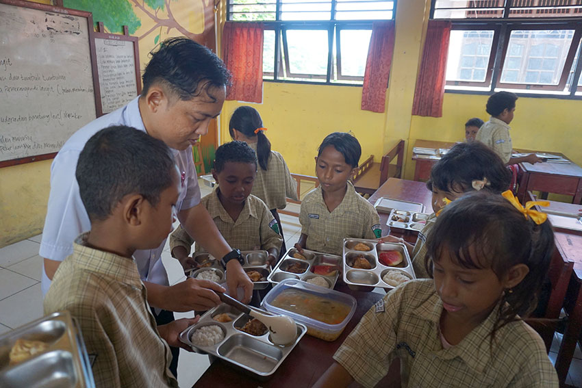 Pelaksanaan Makan Bergizi Gratis, di SD Negeri 21, Kota Sorong, Papua Barat Daya, Rabu (30/7). [astakom/str-Mumtazah]