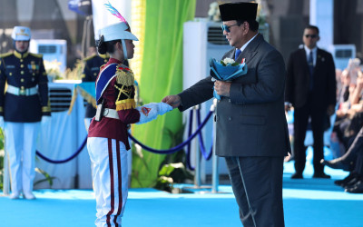 Momen Pasukan Polisi Cilik Sambut Prabowo di HUT ke-79 Bhayangkara