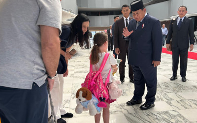 Beautiful!: Momen Manis Prabowo Berpapasan dan Sapa Anak Kecil Brasil