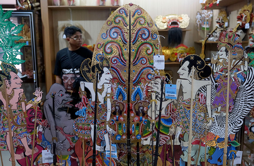 Pengunjung pameran UMKM, di Taman Budaya, Denpasar, Bali, Minggu (6/7). [astakom/str-Putu Yuka]