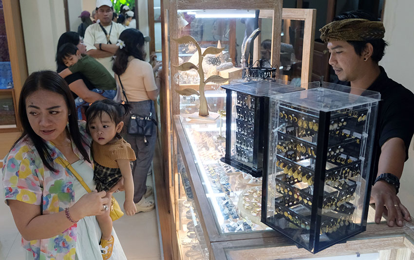 Pengunjung pameran UMKM, di Taman Budaya, Denpasar, Bali, Minggu (6/7). [astakom/str-Putu Yuka]