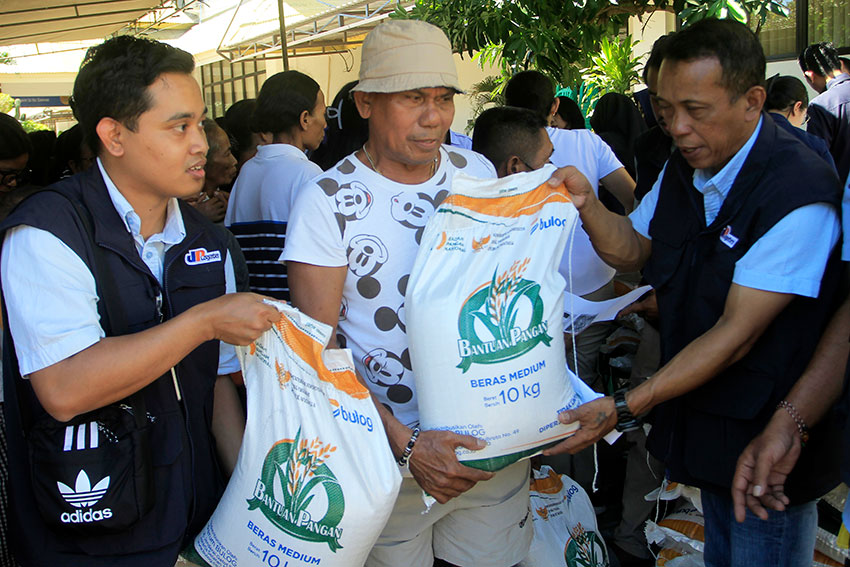 Penyaluran program CBP, di Kupang, NTT, Selasa (15/7). [astakom/str-Axel Olivier
