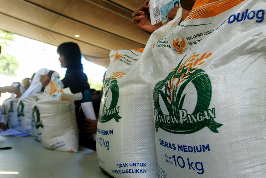 Penyaluran program CBP, di Kupang, NTT, Selasa (15/7). [astakom/str-Axel Olivier