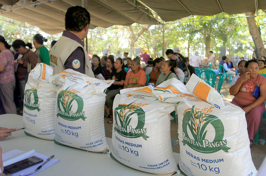 Penyaluran program CBP, di Kupang, NTT, Selasa (15/7). [astakom/str-Axel Olivier