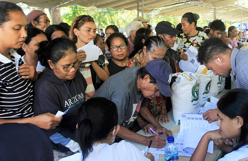 Penyaluran program CBP, di Kupang, NTT, Selasa (15/7). [astakom/str-Axel Olivier