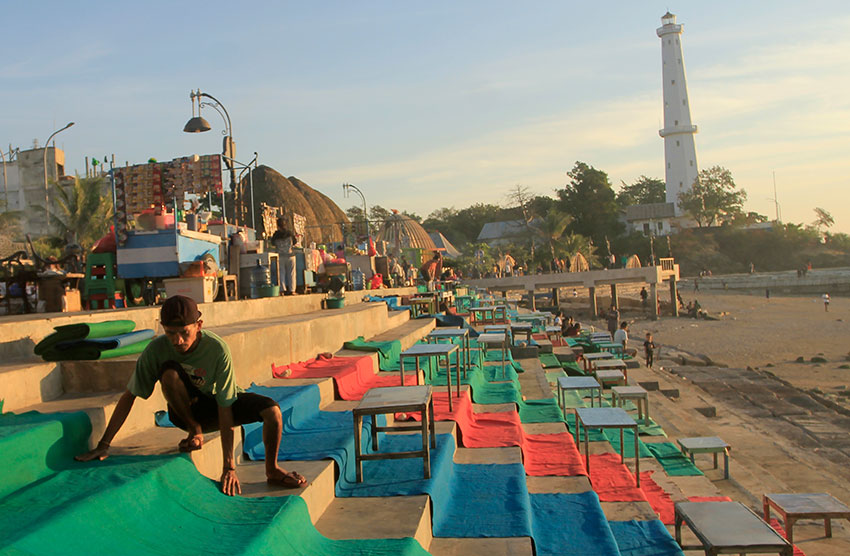 Wisatawan menikmati suasan sore hari, di Pantai Lai-Lai Bisi Kopan, Kupang, NTT, Minggu (6/7). [astakom/str-Axel Olivier]