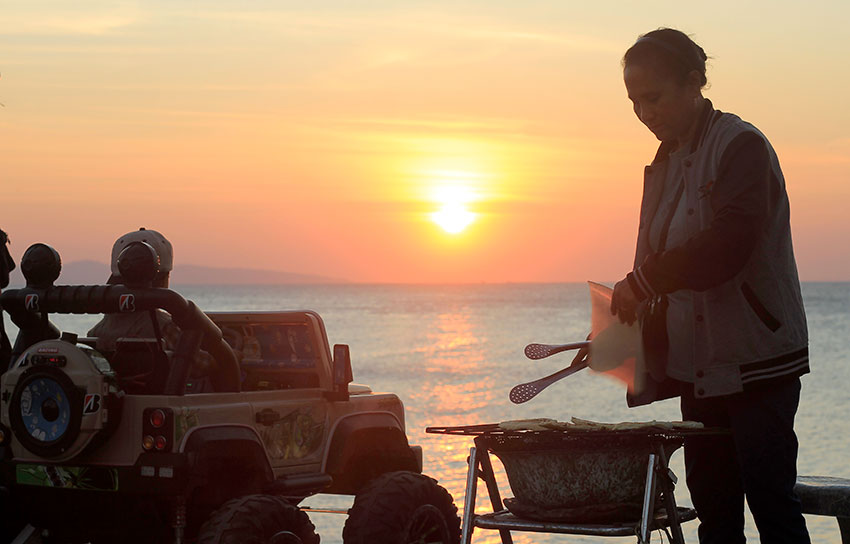 Wisatawan menikmati suasan sore hari, di Pantai Lai-Lai Bisi Kopan, Kupang, NTT, Minggu (6/7). [astakom/str-Axel Olivier]