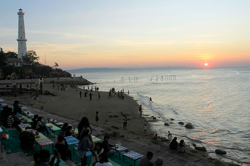 Wisatawan menikmati suasan sore hari, di Pantai Lai-Lai Bisi Kopan, Kupang, NTT, Minggu (6/7). [astakom/str-Axel Olivier]