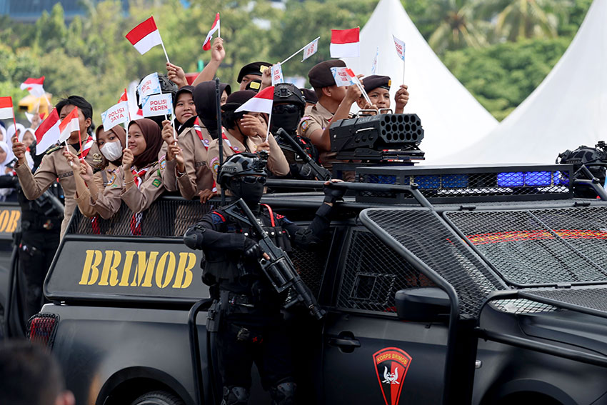 Atraksi Polri saat upacara HUT ke-79 Bhayangkara, di kawasan Monumen Nasional (Monas), Jakarta, Selasa (1/7). [astakom/M Maulana Putra Nugraha]