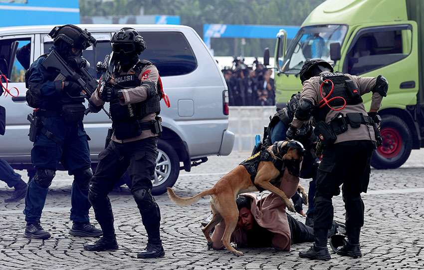 Atraksi Polri saat upacara HUT ke-79 Bhayangkara, di kawasan Monumen Nasional (Monas), Jakarta, Selasa (1/7). [astakom/M Maulana Putra Nugraha]