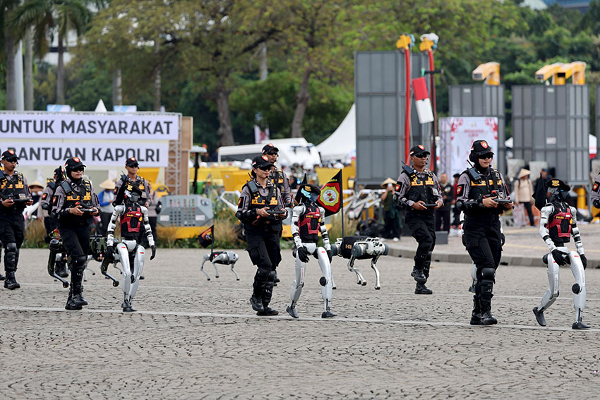Atraksi Polri saat upacara HUT ke-79 Bhayangkara, di kawasan Monumen Nasional (Monas), Jakarta, Selasa (1/7). [astakom/M Maulana Putra Nugraha]