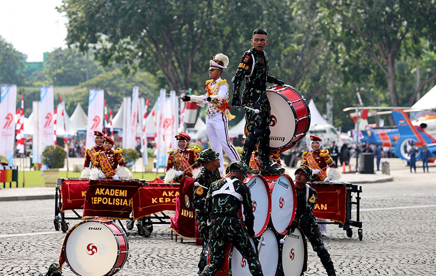 Atraksi Polri saat upacara HUT ke-79 Bhayangkara, di kawasan Monumen Nasional (Monas), Jakarta, Selasa (1/7). [astakom/M Maulana Putra Nugraha]