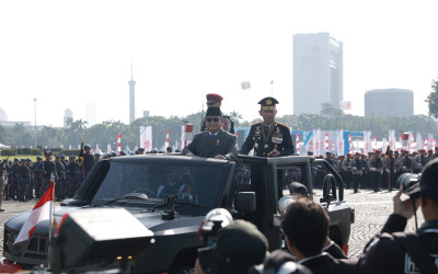 Gagahnya Prabowo di Atas Kendaraan Buatan Anak Bangsa Saat Pimpin HUT Bhayangkara ke-79