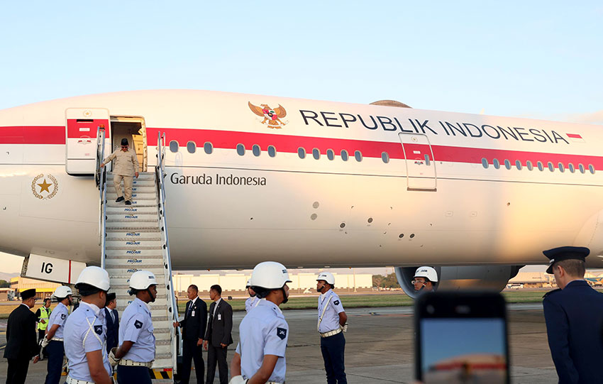 Presiden Prabowo tiba di Pangkalan Angkatan Udara Galeao, Rio de Janeiro, Brasil, Sabtu (5/7). [Tim Media Presiden]