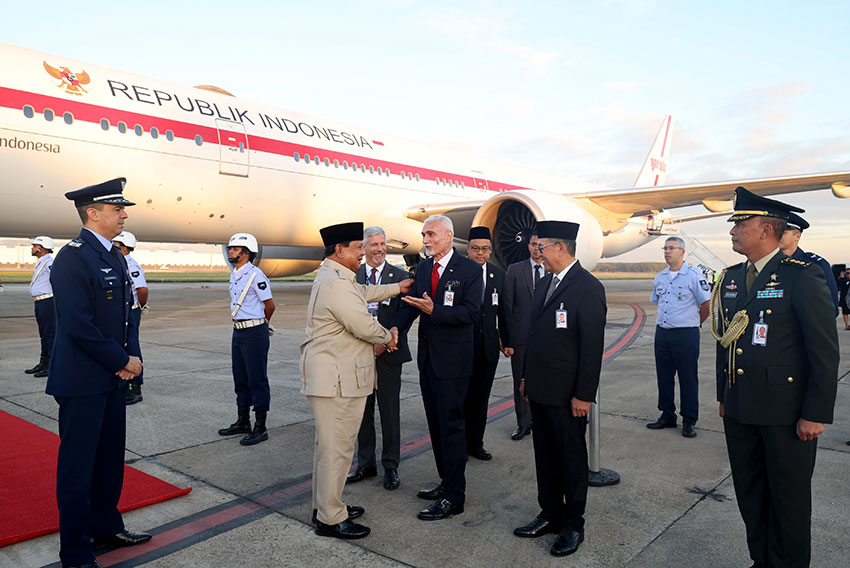 Presiden Prabowo tiba di Pangkalan Angkatan Udara Galeao, Rio de Janeiro, Brasil, Sabtu (5/7). [Tim Media Presiden]