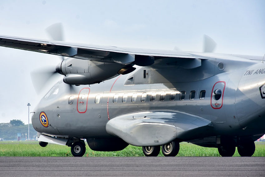 TNI AL mengerahkan pesawat udara CN 235-220 dari Skuadron Udara 800 Wing Udara 2 Puspenerbal Juanda, Sidoarjo, Jawa Timur, Kamis (3/7). [astakom/Pen Puspenerbal]