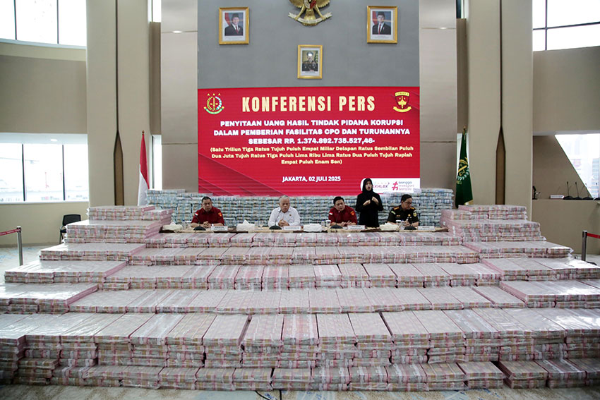 Keterangan Pers mengenai perkara ekspor CPO pada periode Januari 2021 hingga Maret 2022, di Gedung Bundar, Kejaksaan Agung, Jakarta, Rabu (2/7). [astakom/str-Antasena]
