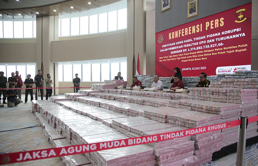 Keterangan Pers mengenai perkara ekspor CPO pada periode Januari 2021 hingga Maret 2022, di Gedung Bundar, Kejaksaan Agung, Jakarta, Rabu (2/7). [astakom/str-Antasena]