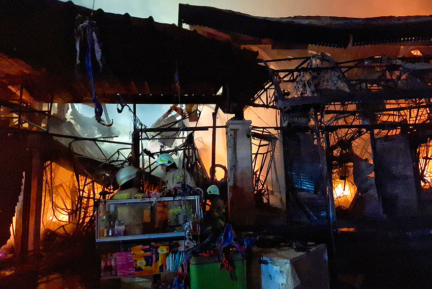 Petugas pemadam kebakaran berusaha memadamkan api, di Pasar Taman Puring, di Jakarta Selatan, Senin (28/7). [astakom/str-Antasena]