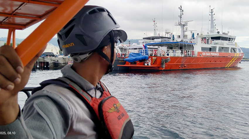 Bakamla Bali turut tergabung dalam operasi SAR Gabungan dalam pencarian korban KMP Tunu Pratama Jaya, di perairan Selat Bali, Bali, Senin (7/7). [astakom/Bakamla]
