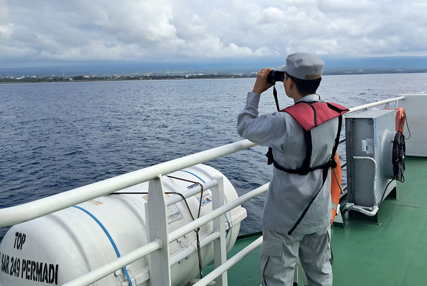Bakamla Bali turut tergabung dalam operasi SAR Gabungan dalam pencarian korban KMP Tunu Pratama Jaya, di perairan Selat Bali, Bali, Senin (7/7). [astakom/Bakamla]