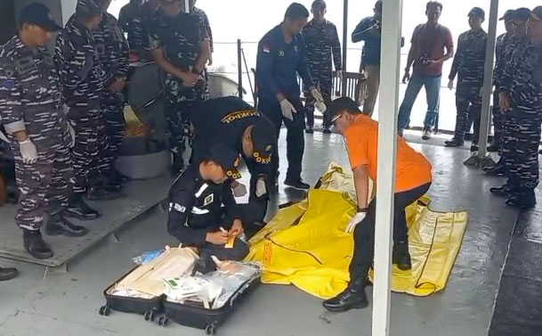Bakamla Bali turut tergabung dalam operasi SAR Gabungan dalam pencarian korban KMP Tunu Pratama Jaya, di perairan Selat Bali, Bali, Senin (7/7). [astakom/Bakamla]