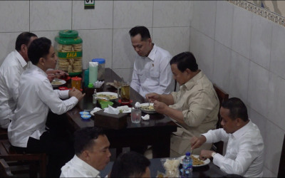 Kunjungan Kejutan Prabowo dan Jokowi di Kedai Bakmi Solo