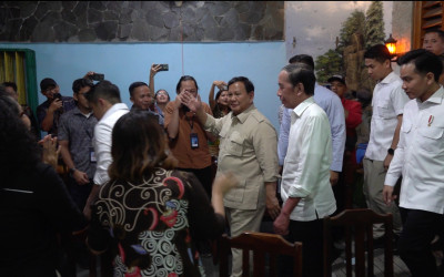 Malam Bernyanyi di Warung Bakmi, Giring dan Kabinet Merah Putih Menghibur Wartawan