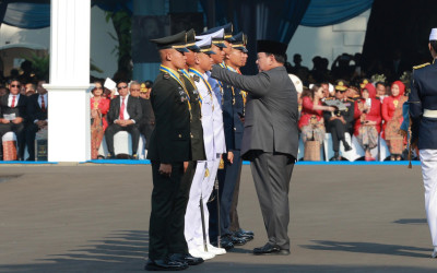 Delapan Perwira Adhi Makayasa TNI-Polri Berdiri Gagah di Hadapan Presiden Prabowo