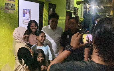 Anak Buah Prabowo Jalan Kaki Malam Hari, Sapa Warga dari Gang ke Gang di Matraman