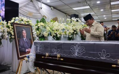 Momen Prabowo Beri Penghormatan Terakhir untuk Kwik Kian Gie: Beliau Banyak Beri Nasihat