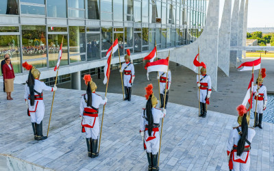 Momen Kenegaraan di Brasilia: Merah Putih Berkibar, Prabowo Disambut Hangat di Istana Palácio do Planalto