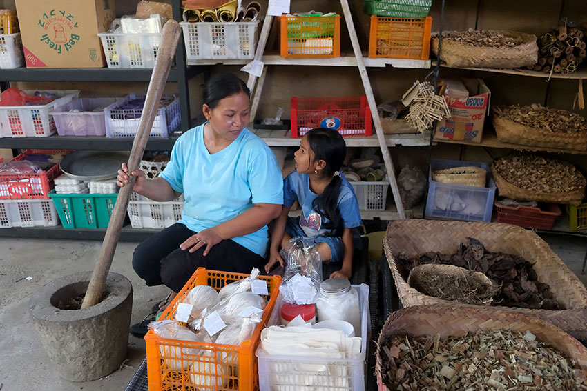 Produk UMKM perawatan tubuh dan aromaterapi khas Bali yang dibuat secara tradisional, di Gianyar, Bali, Kamis (24/7). [astakom/str-Putu Yuka]