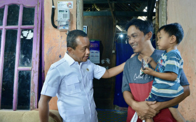 Pastikan Akses Merata, Menteri ESDM Tinjau Program Pemasangan Baru Listrik di Blora