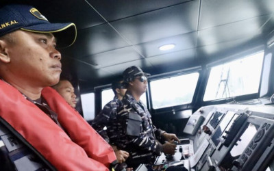 TNI AL Kerahkan KRI dan CN-235, Lanjutkan Operasi SAR Kapal Tenggelam di Selat Bali