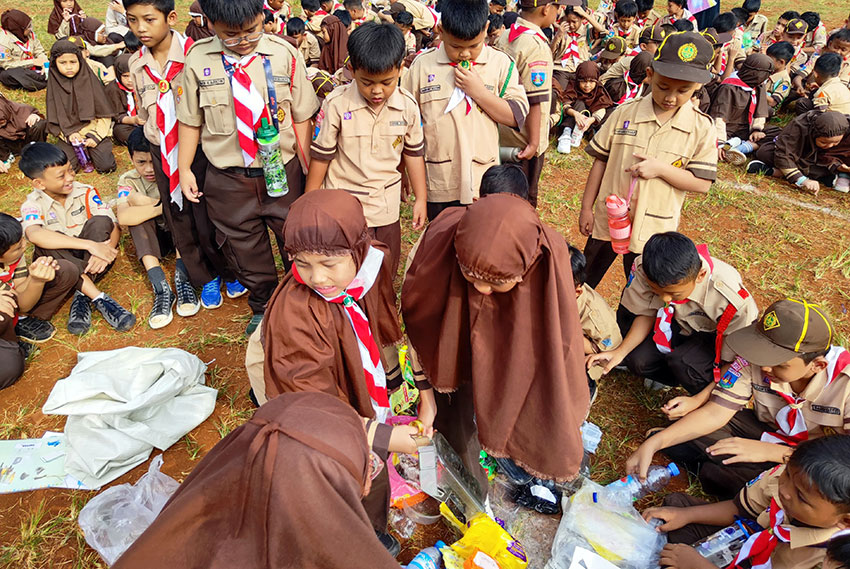 Komunitas GUA melakukan edukasi tata Kelola sampah kepada 350 pelajar, di Rempoa, Tangsel, Banten, Selas (15/7). [astkom/Komunitas GUA]