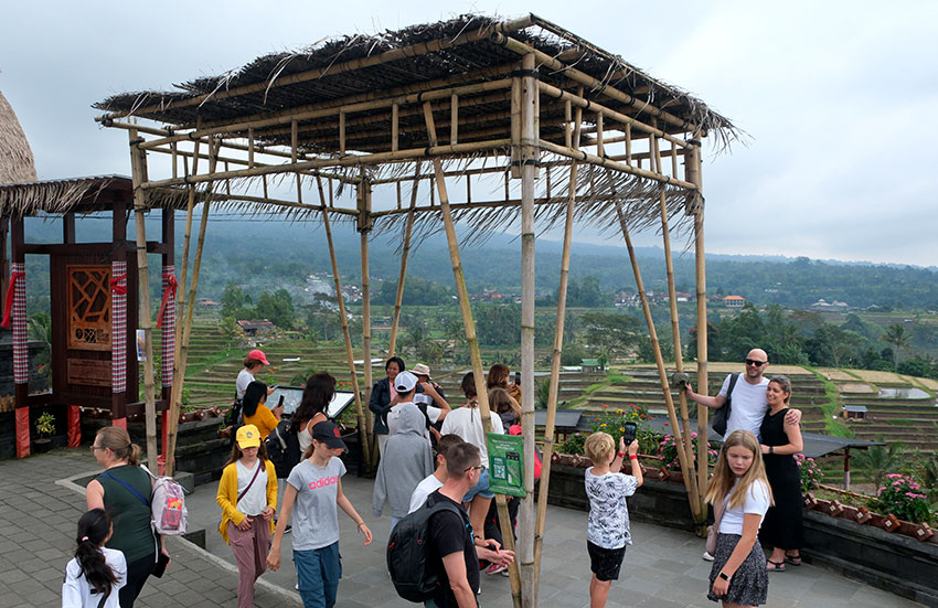 Wisatawan mancanegara mengunjungi tempat wisata Jatiluwih, di Tabanan, Bali, Jumat (11/7). [astakom/str-Putu Yuka]