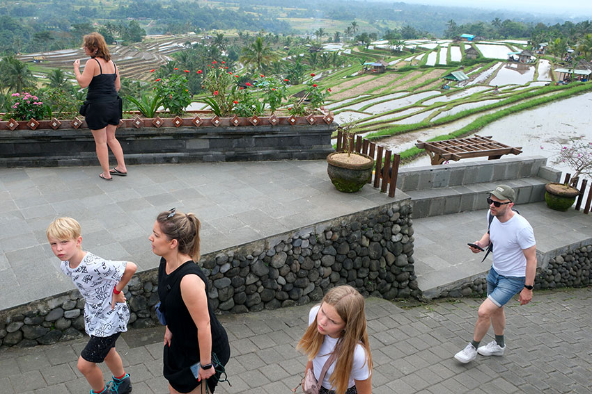 Wisatawan mancanegara mengunjungi tempat wisata Jatiluwih, di Tabanan, Bali, Jumat (11/7). [astakom/str-Putu Yuka]