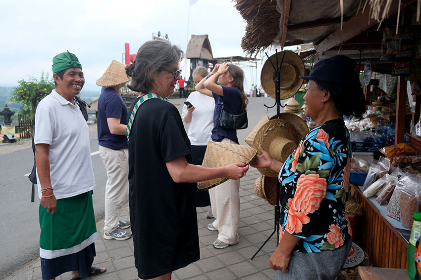 Wisatawan mancanegara mengunjungi tempat wisata Jatiluwih, di Tabanan, Bali, Jumat (11/7). [astakom/str-Putu Yuka]