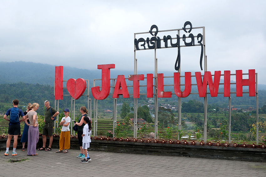 Wisatawan mancanegara mengunjungi tempat wisata Jatiluwih, di Tabanan, Bali, Jumat (11/7). [astakom/str-Putu Yuka]
