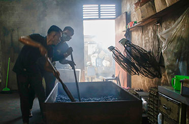 Sejumlah perkerja melakukan proses roasting tradisional Adun Bubuk Kopi Ulee Kareng, di Aceh Besar, Aceh, Sabtu (5/7). [astakom/str-Wahyu Majiah]