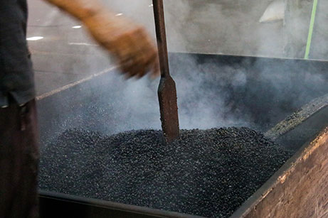 Sejumlah perkerja melakukan proses roasting tradisional Adun Bubuk Kopi Ulee Kareng, di Aceh Besar, Aceh, Sabtu (5/7). [astakom/str-Wahyu Majiah]